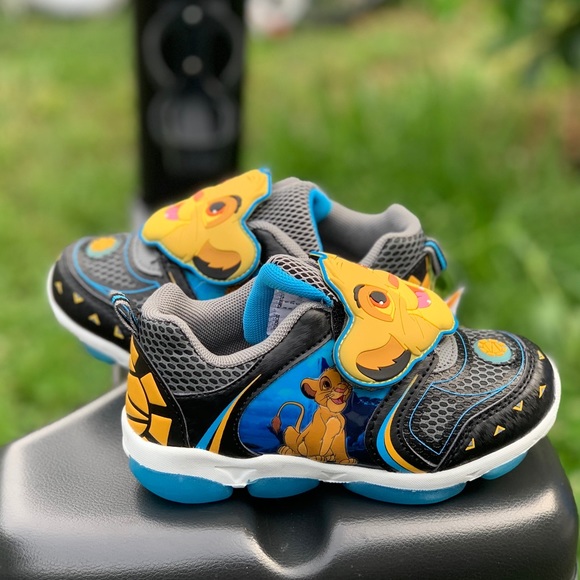 Disney Lion King Toddler Boys Light Up Shoes New - Picture 2 of 11